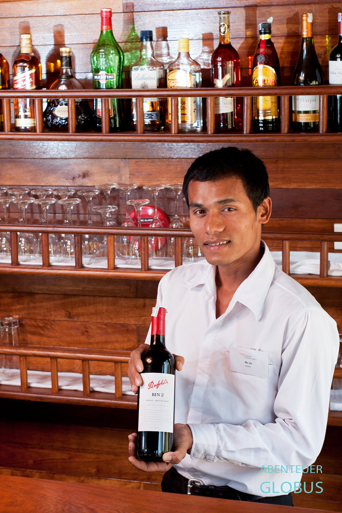 Keller in der Bar des Boutique-Schiffes Mekong Islands. Wir sind auf Flussreise von Pakse nach Si Phan Don (4000 Inseln).