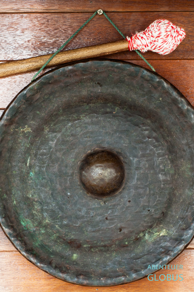 Dreimal erklingt der Gong und der Kellner serviert das Essen. Auf Flusskreuzfahrt mit der Mekong Islands von Pakse nach Si Phan Don (4000 Inseln).