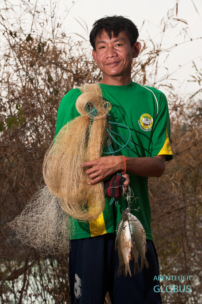 Am Khon-Phapheng-Wasserfall in Si Phan Don (4000 Inseln) in Süd-Laos arbeitet Fischer Tien mit seinem Wurfnetz.