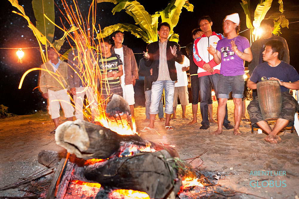 Wir machen eine Flusskreuzfahrt mit der Mekong Sun und feiern Bergfest mit Lagerfeuer am Mekong in Laos.