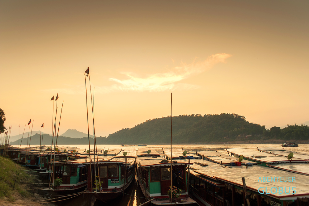 Abendstimmung am Mekong mit ankernden Schiffen in Luang Prabang