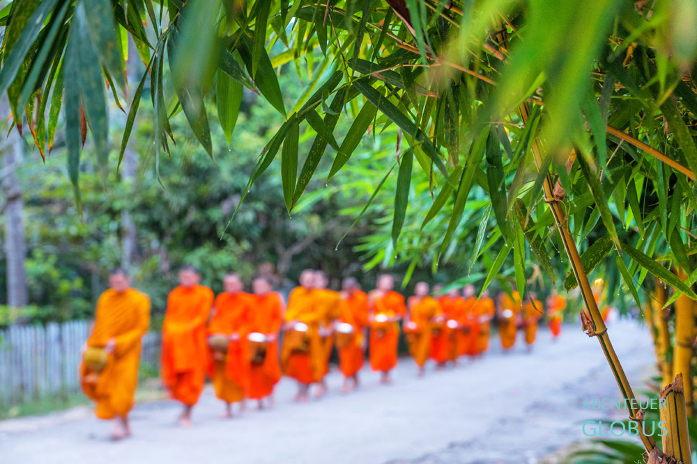 Am Morgen ziehen Mönche und Novizen zum Almosensammeln durch die ehemalige Königsstadt Luang Prabang im Norden von Laos.