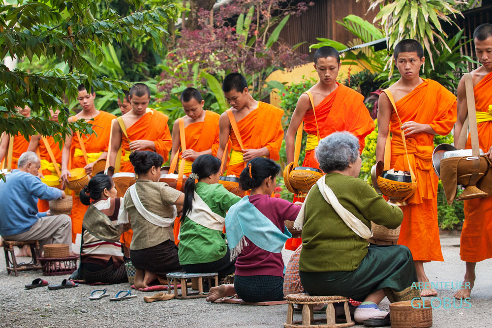 Die Gläubigen spenden Reis, Süßigkeiten und etwas Geld für die Mönche in Luang Prabang.