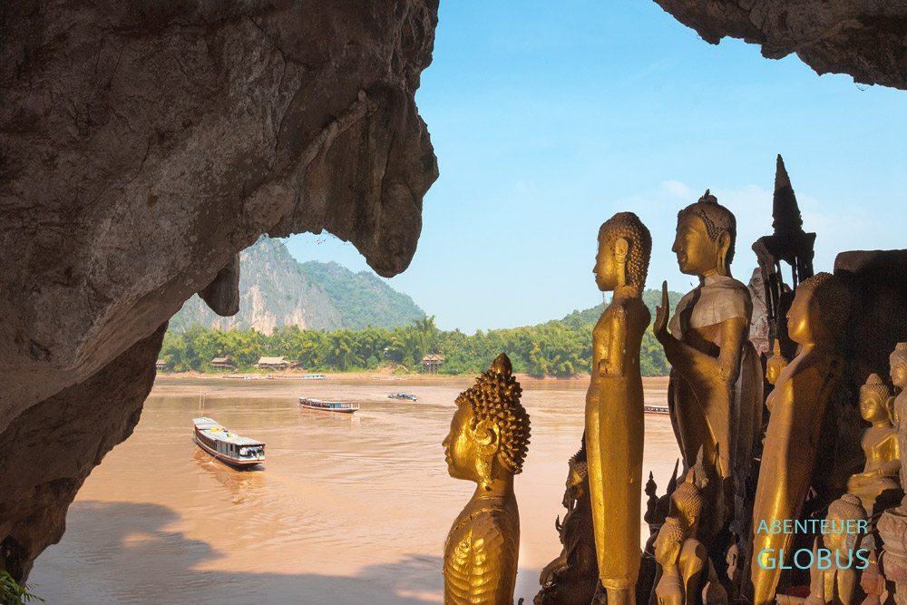 Die berühmte Höhle Tham Thing mit unzähligen Buddha-Figuren liegt im Kalksteinberg in Pak Ou, nahe Luang Prabang in Nord-Laos.