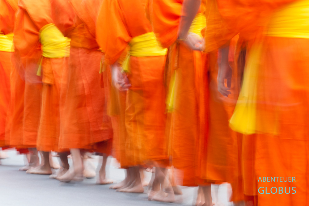 Mönchsprozession führt durch Luang Prabang, der ehemaligen Königsstadt in Nord-Laos.