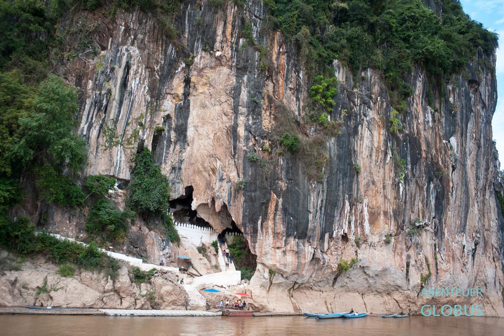 Gegenüber Dorf Pak Ou, bei Luang Prabang, befinden sich in einem Karstberg am Mekong die Höhlen Tham Thing und Tham Theung.