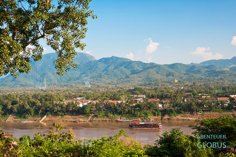 Das Kabinenschiff Mekong Sun von Lernidee nähert sich dem Ankerplatz am Mekong-Ufer in Luang Prabang.