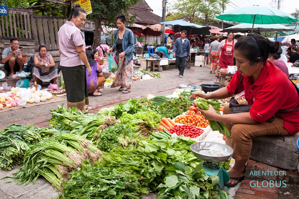 Die Laoten bieten auf dem Markt Tha Heua in Luang Prabang viele Kräuter, Salate und Gemüse an.