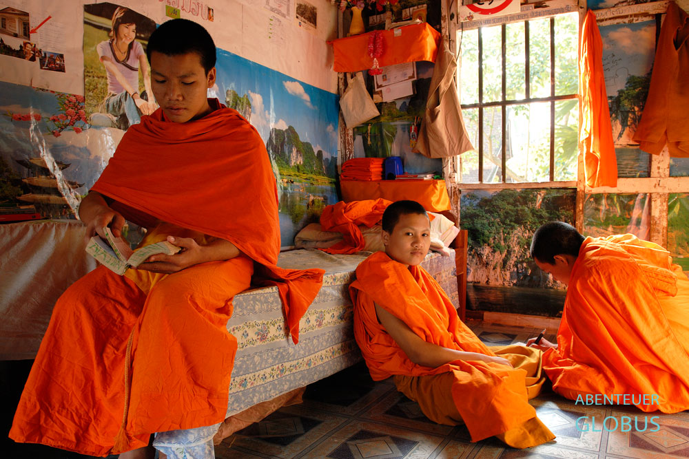 Im Tempel Wat Xieng Thong in Luang Prabang lernt der angehende Mönch Shanti mit anderen Novizen.