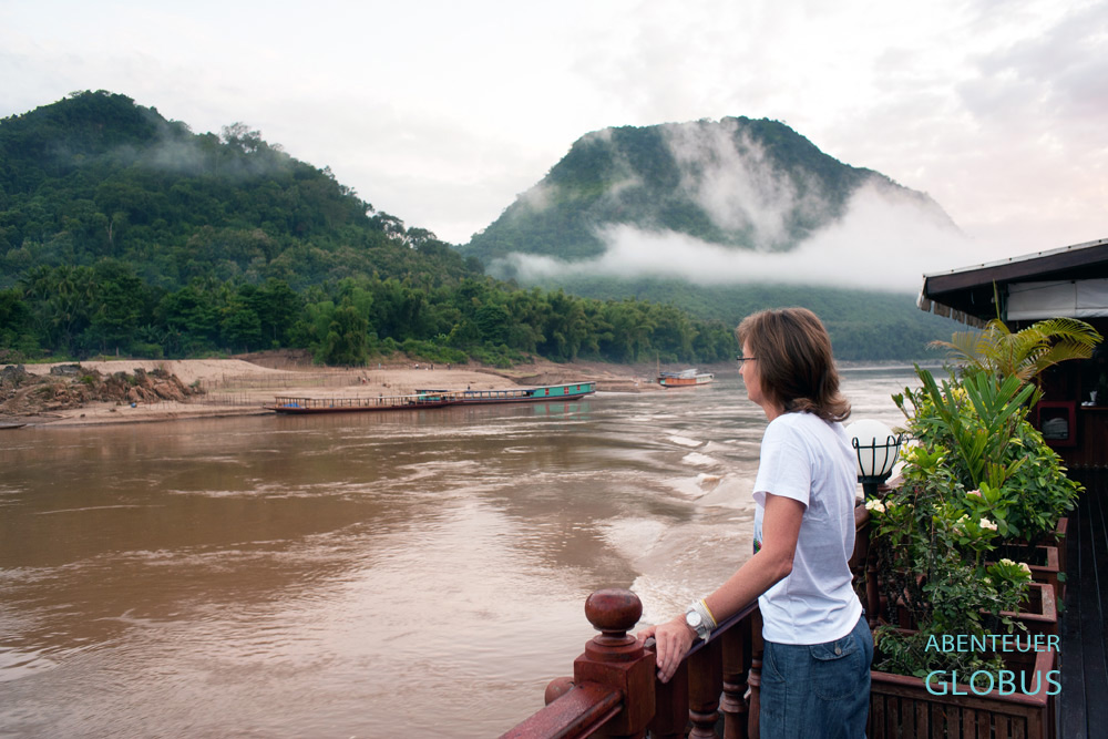 Laos, Provinz Oudomxai, Eine Nacht haben wir mit dem Flusskreuzer Mekong Sun im Dorf Khok Phou geankert. Jetzt liegt noch Morgendunst in den Bergen.