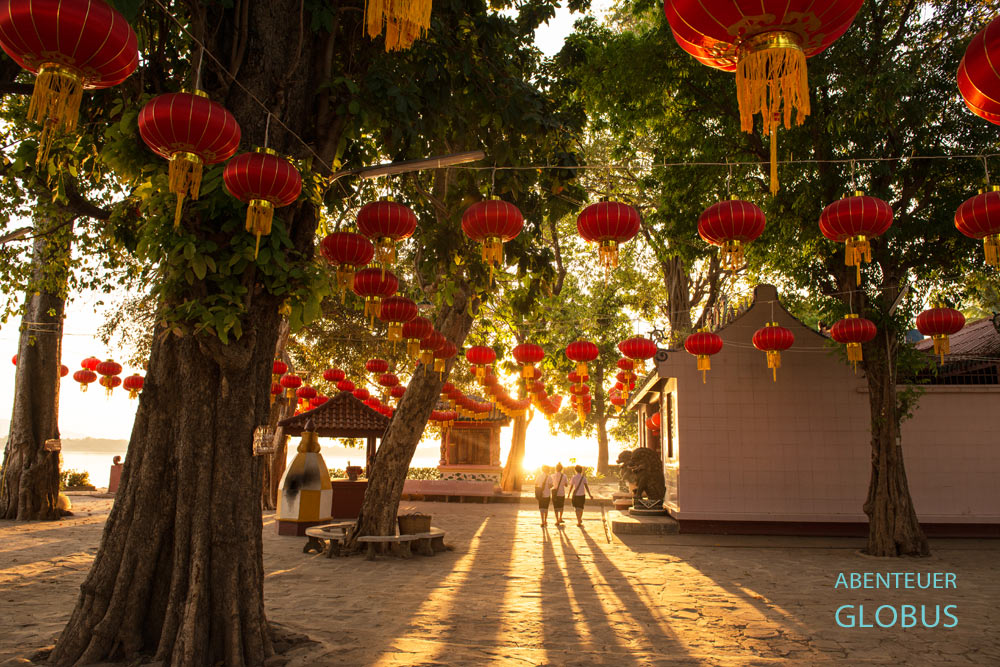 Wat Jin, der Tempel am Mekong in Pakse, Süd-Laos, wurde zum chinesischen Neujahr mit roten Lampions dekoriert.