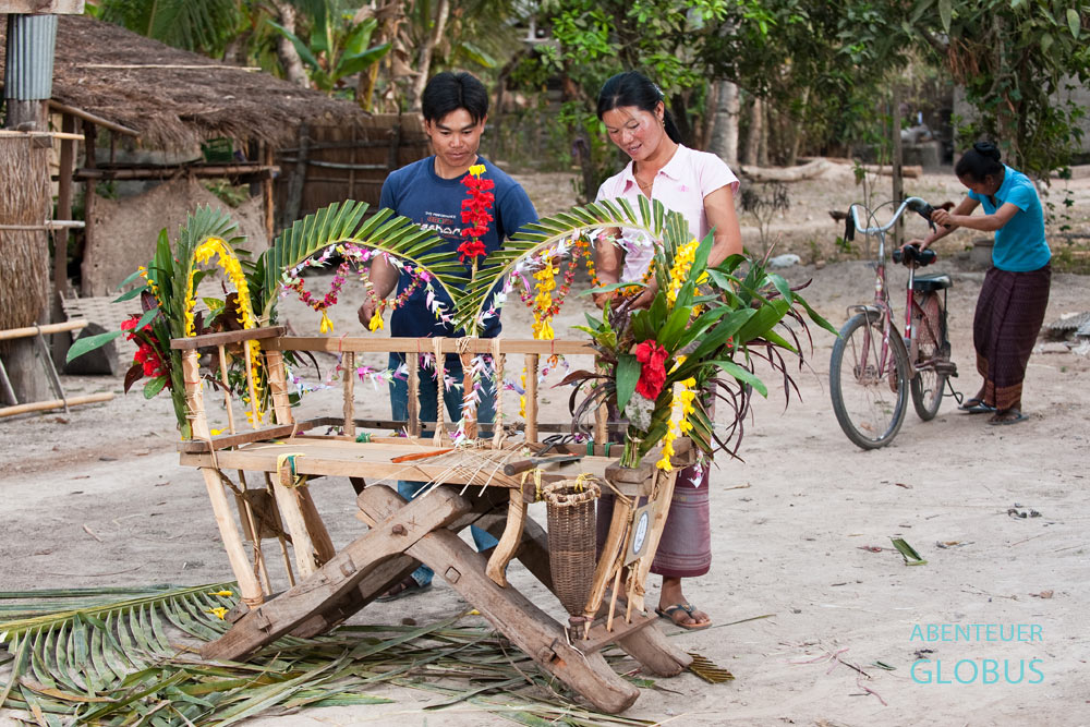 Provinz Sayaboury in Laos:  Zum Elefantenfestival in Vieng Keo erhält jeder Elefant einen bunt geschmückten Sattel.