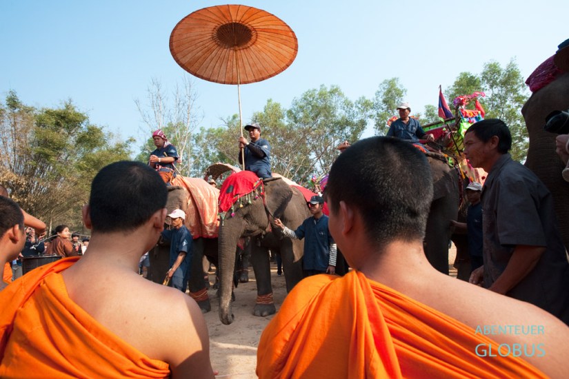 Laos, Provinz Sayaboury, Vieng Keo bei Hongsa, Geistlichen Beistand leisten die buddhistischen Mönche zum Elefantenfest.