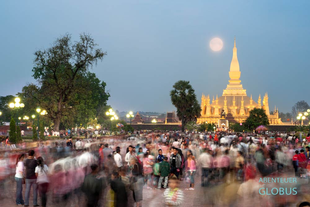 Vollmond über dem Heiligtum That Luang in Vientiane zum Fesitval im Oktober