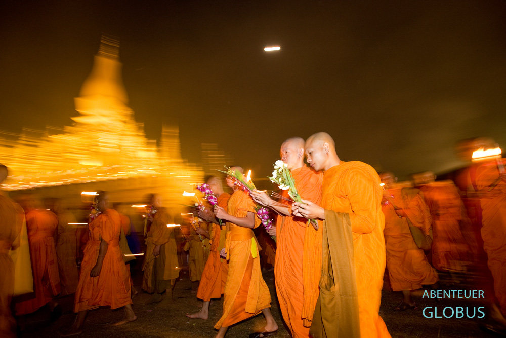 Die Lichterprozession am Vollmondtag ist Höhepunkt und zugleich Abschluss vom That Luang Fest. Hier schreiten die buddhistischen Mönche dreimal um den Stupa des Tempels Pha That Luang in Vientiane, Laos.