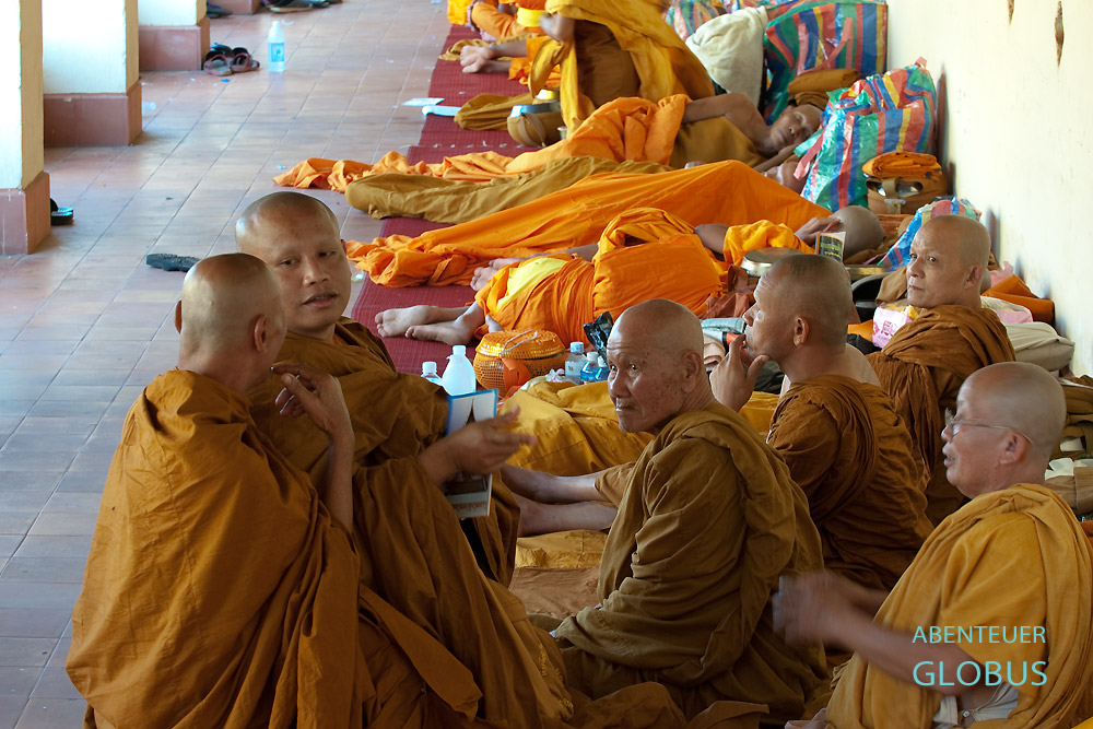 Novizen und Mönche aus ganz Laos pilgern zum That Luang Fest nach Vientiane. Die Geistlichen warten auf die Opfergabenzeremonie Tak Baat.
