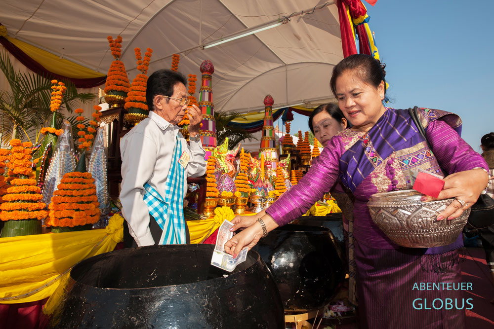 Nach dem Gebet beginnt die Opfergabenzeremonie Tak Baat zum That Luang Festival in Vientiane.