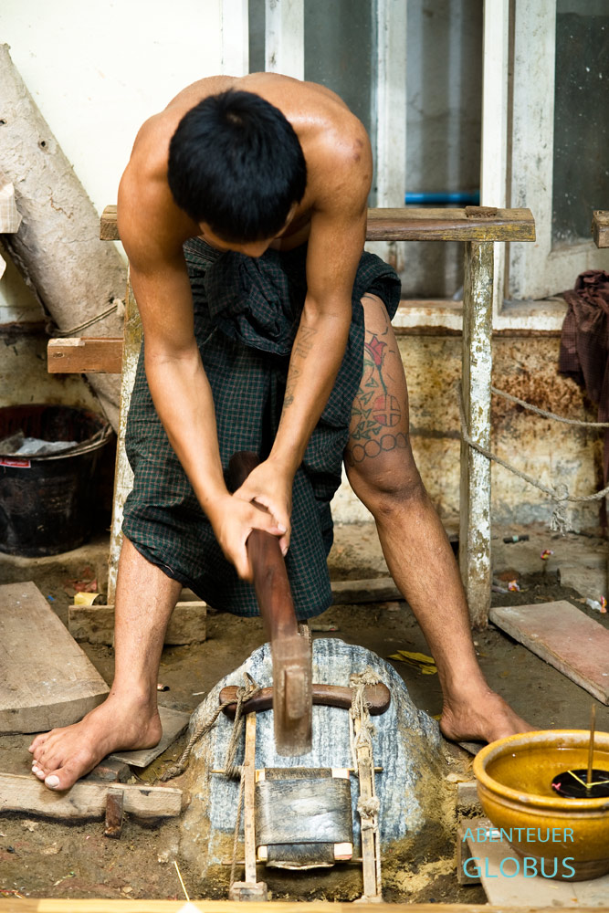 Harte Arbeit ist der Job eines Goldklopfers in der Blattgoldmanufaktur Gold Rose in Mandalay in Myanmar.