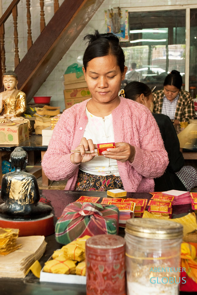 Frau Ma Tin Tin Nwy ist die Chefin in der Blattgoldwerkstatt Gold Rose in Mandalay.