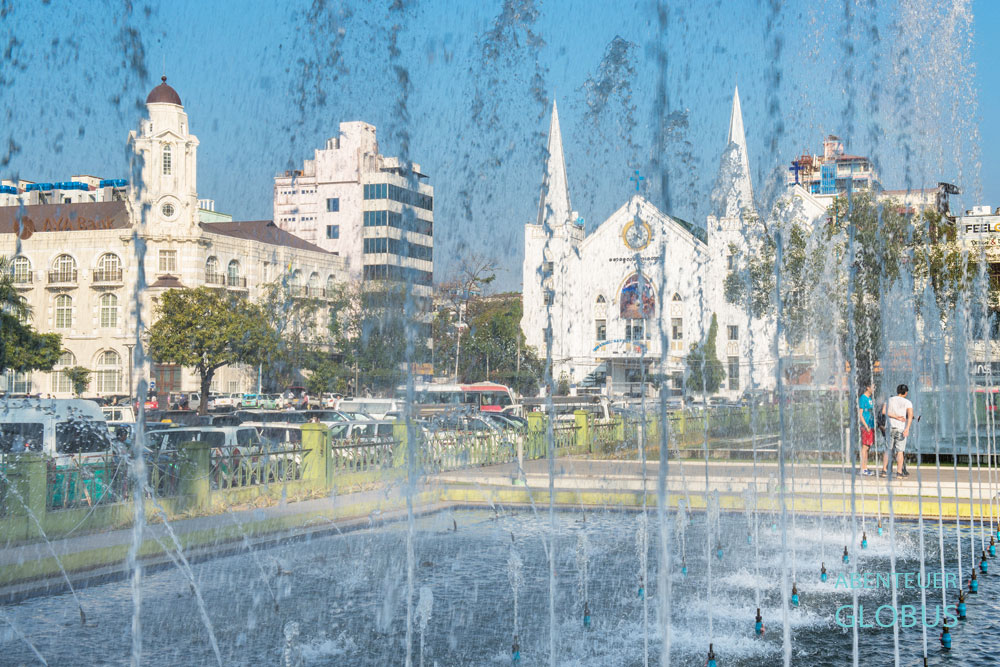 Die Ayeyarwady Bank im Eckhaus und die Immanuelkirche stammen beide aus der britischen Ära.