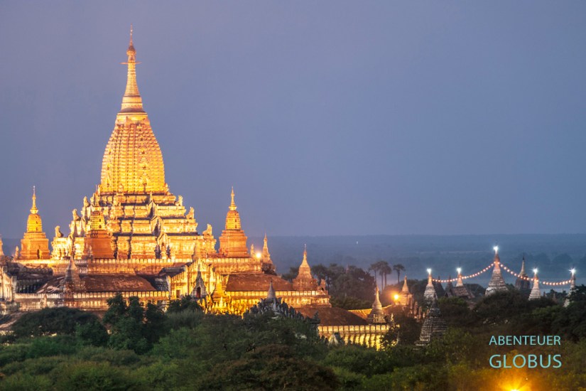 Illuminierter Ananda-Tempel erstrahlt in der Tempelebene von Bagan in Myanmar.