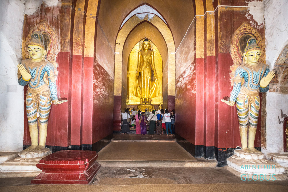Vier 12 Meter hohe Buddha-Statuen stehen im Ananda-Tempel in Bagan in Myanmar.