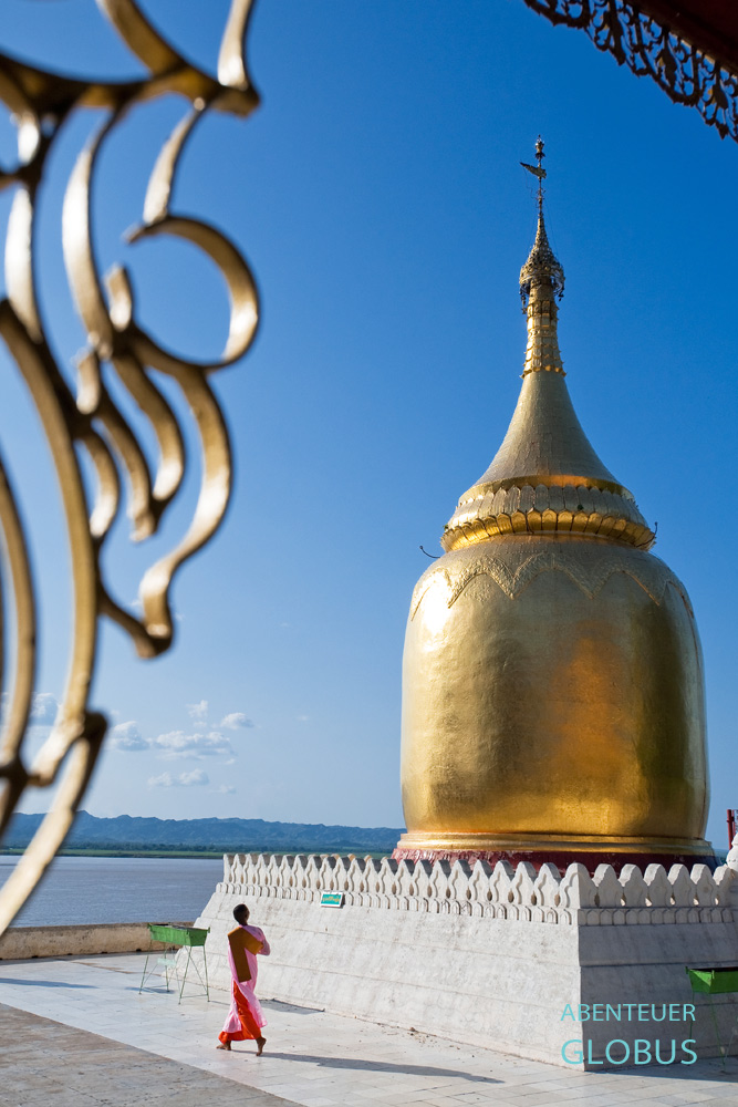 In Bagan, der Tempelstadt Myanmars, thront über dem Ayeyarwady-Fluss die vergoldete Bupaya-Pagode.