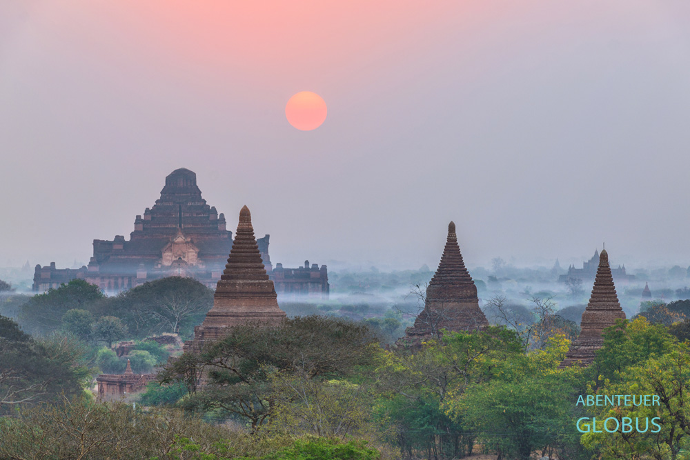 Sonnenaufgang über der Tempelstadt Bagan in Myanmar. Der Dhammayangyi-Tempel zählt zu den größten Bauwerken der Tempelebene.