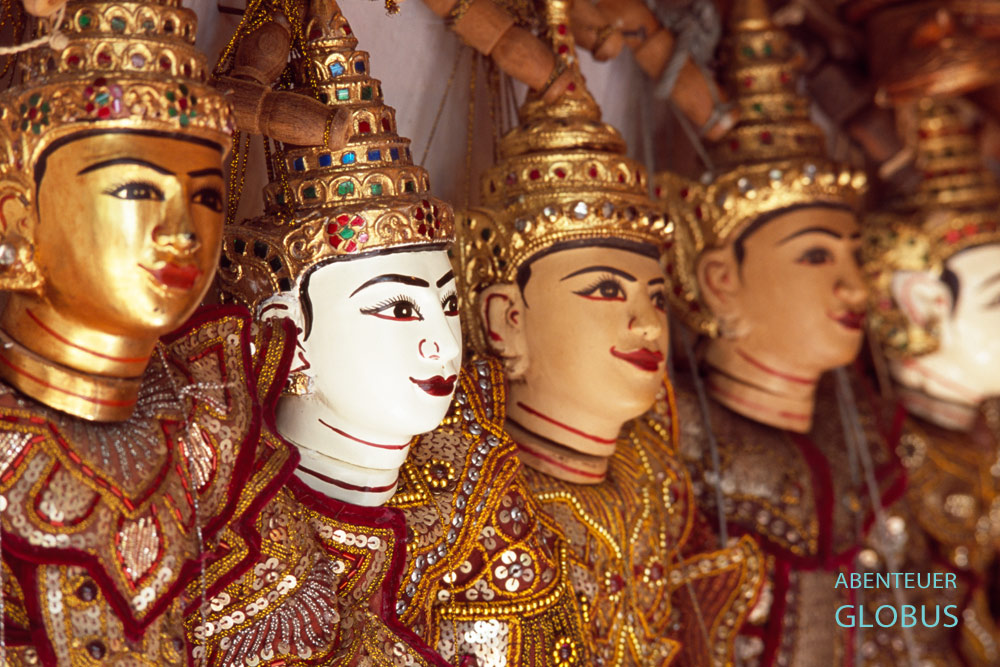 Die burmesischen Holzpuppen von Prinz Minthar mit einem handgeschnitzten Kopf und paillettenbesetzten Gewand im Goldton werden in Bagan verkauft.