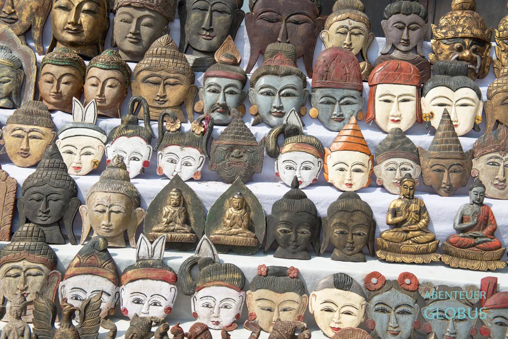 Traditionelle Holzschnitzereien als Souvenirs präsentiert ein Verkaufsstand in Bagan in Myanmar.