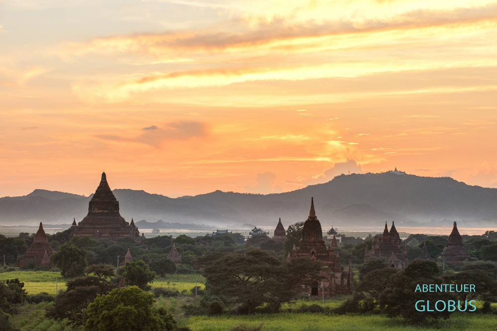 Kurz nach Sonnenuntergang färbt sich der Abendhimmel über der Tempelstadt Bagans von Zartgelb bis Orange.