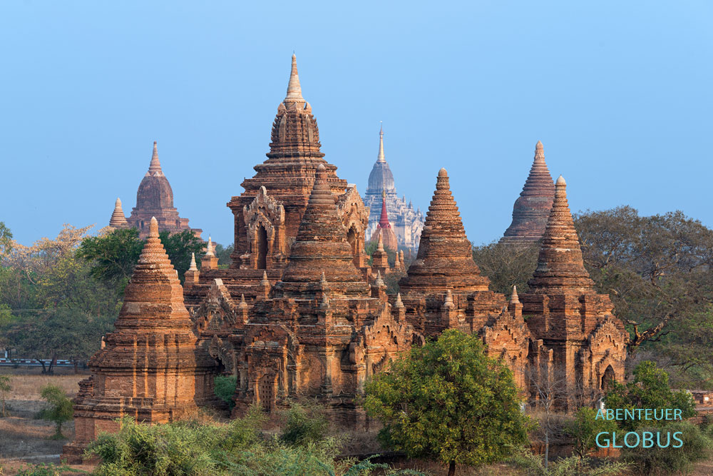 Morgenlicht über der Tempelstadt Bagan. Im Hintergrund zeigt sich der Tempel Gaw Daw Palin mit goldener Spitze.