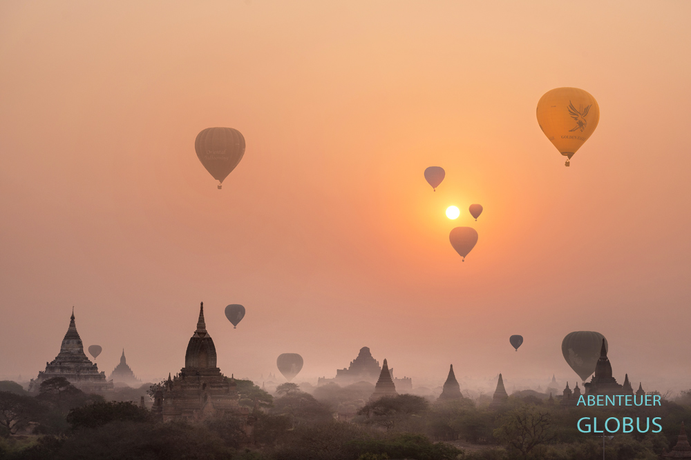 Im Sonnenaufgang gleiten Heißluftballons lautlos über die 2200 Tempel, Pagoden und Klöster in Bagan in Myanmar.