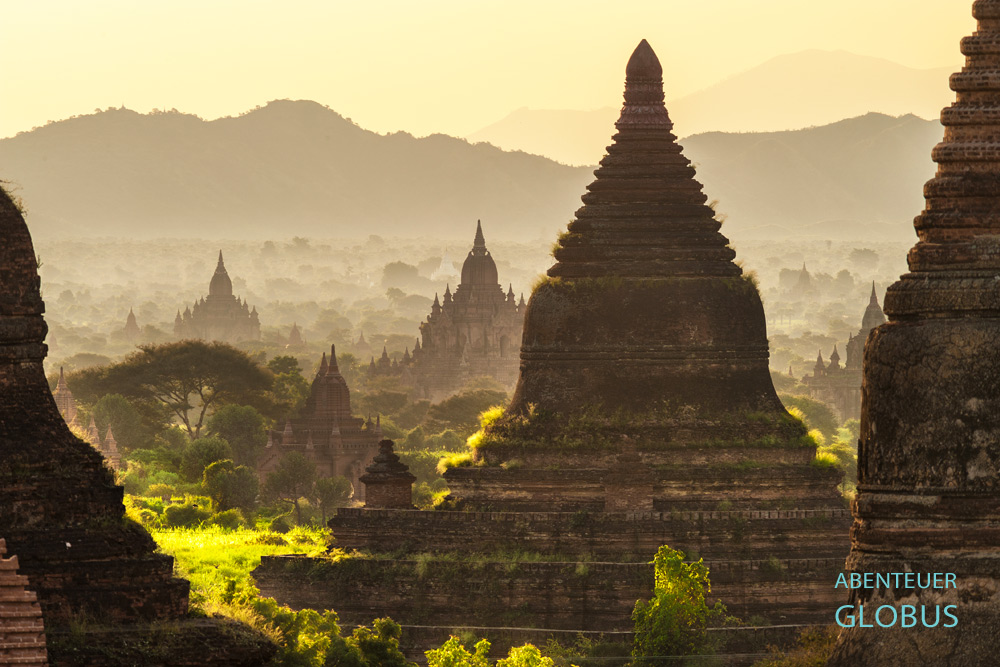 Myanmar: Morgendunst schwebt über den Tempeln, Pagoden und Schreinen in Bagan.