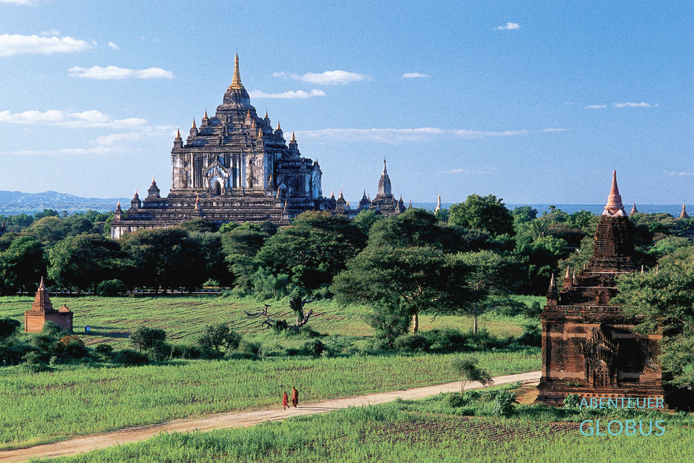 Mönche in Bagan. Die Tempel Thatbyinnyu und Ananda gehören zu den beeindruckendsten Bauwerken in Alt-Bagan am Ayeyarwady-Fluss in Myanmar.