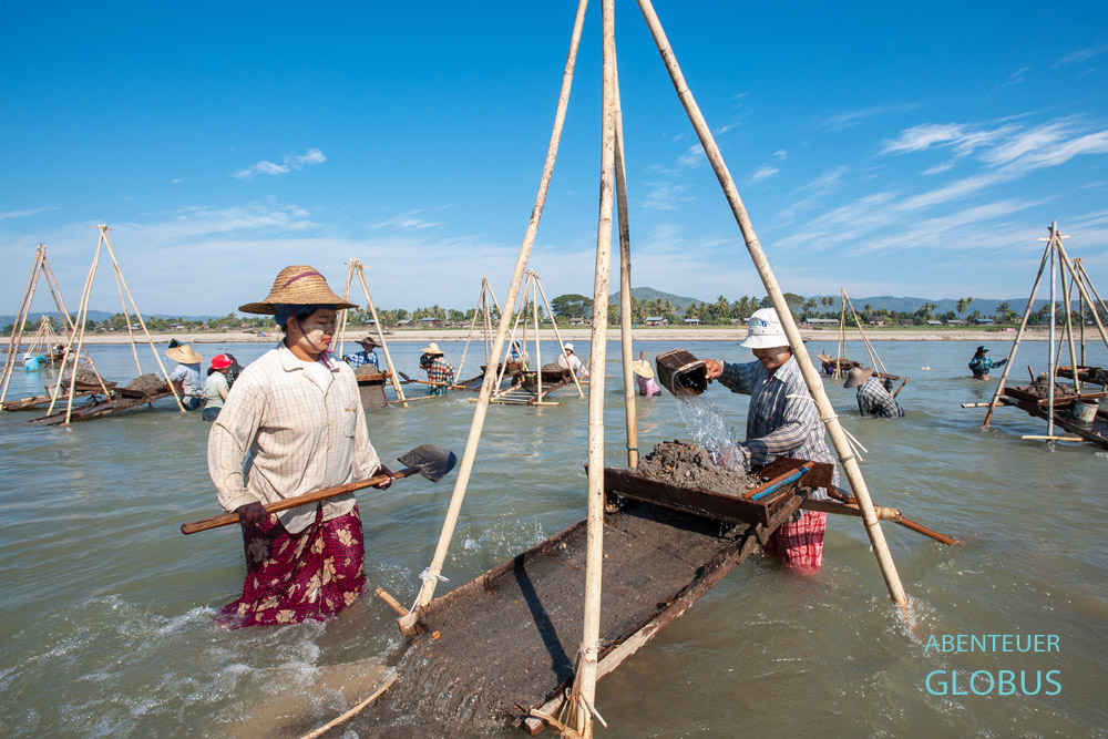 Bei Bhamo stehen Goldsucherinnen im Ayeyarwady-Fluss und kippen Flusssand über eine Holzrutsche.