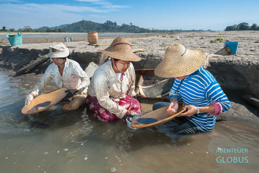 Die Goldwäscherinnen im Ayeyarwady bei Bhamo hoffen winzige Goldpartikel im Flusssand zu finden.