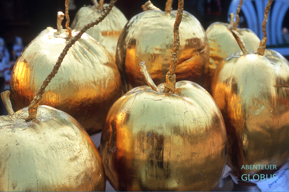 Mit Blattgold beklebte Kokosnüsse werden gern in Myanmar als Opfergaben in Pagoden gespendet.