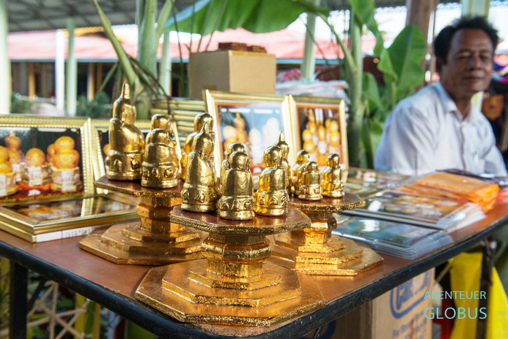In der Phaung-Daw-U-Pagode am Inle-See stehen fünf Buddha-Figuren – alle hochverehrt jedoch sehr unförmig. Ein Shop bietet diese in Miniformat zum Verkauf an.