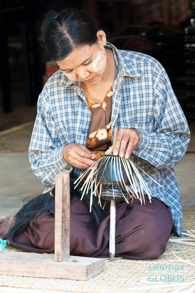 Frauen arbeiten in der Lacquerware-Manufaktur. Bei Stücken von erstklassiger Qualität wird Rosshaar verflochten, wie hier im Ever Stand Lacquerware Workshop in Bagan in Myanmar.