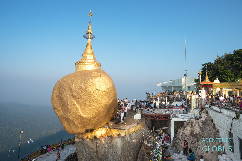 Am Abend füllen sich die Plattformen um die Goldene Kyaiktiyo-Pagode mit Gläubigen zum Beten, Spenden und Innehalten nahe Kyaikto in Myanmar.