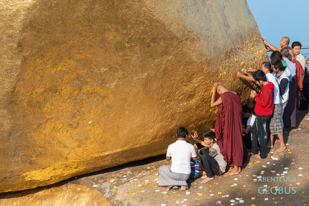 Nur Männer dürfen sich der Goldenen Kyaiktiyo-Pagode nähern, sie berühren und Goldplättchen anbringen.