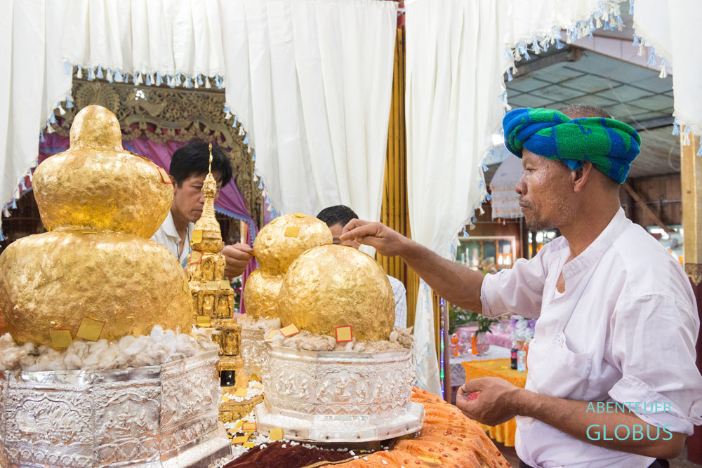 Nur Männer dürfen an den unförmigen Buddha-Statuen Blattgold anbringen, und das besonders reichlich zum Phaung-Daw-U-Festival auf dem Inle-See.