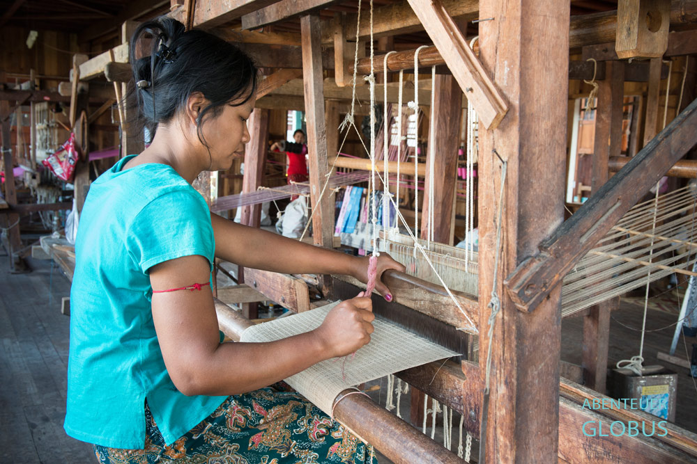 Frauen arbeiten an traditionellen Holzwebstühlen bei Myat Pwint Chel Silk & Lotos Weaving, einer Lotusweberei im Dorf Inpaw Khon auf dem Inle-See.