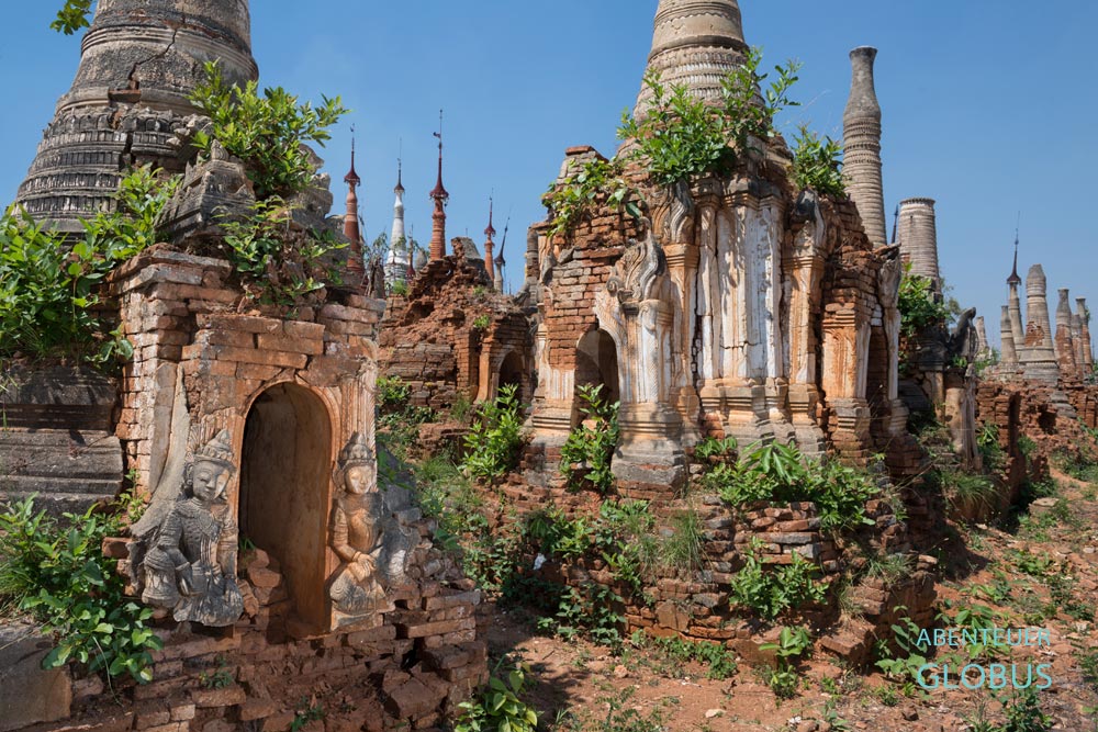 Die bewachsenen Chedis vom Pagodenfeld von Indein am Inle-See stammen teilweise aus dem 17. Jahrhundert.