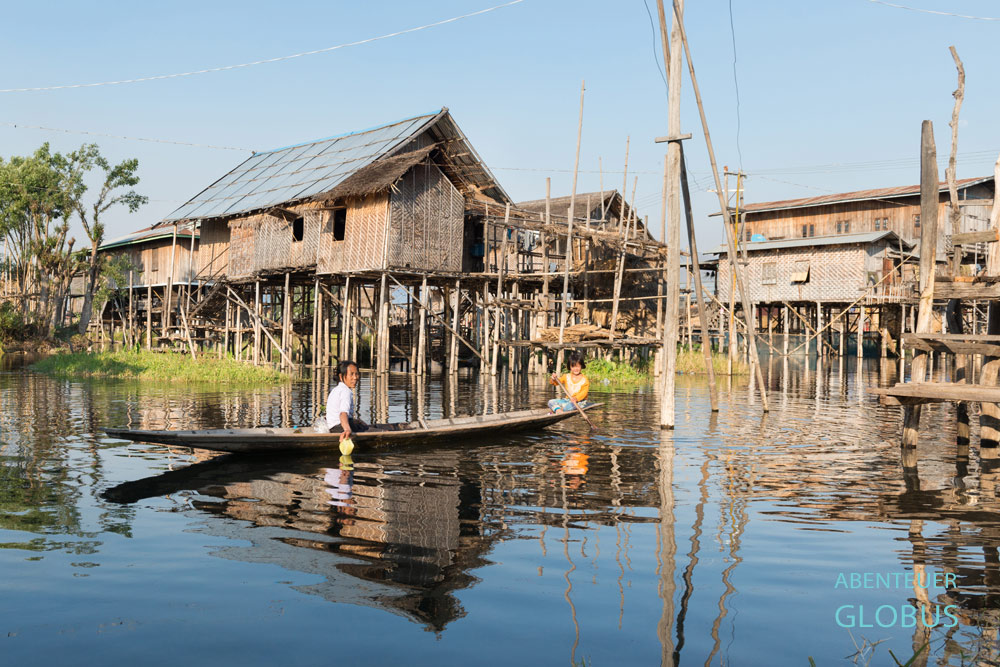 Auf dem Inle-See in Myanmar lebt das Volk der Intha in Holzhäusern auf Stelzen.
