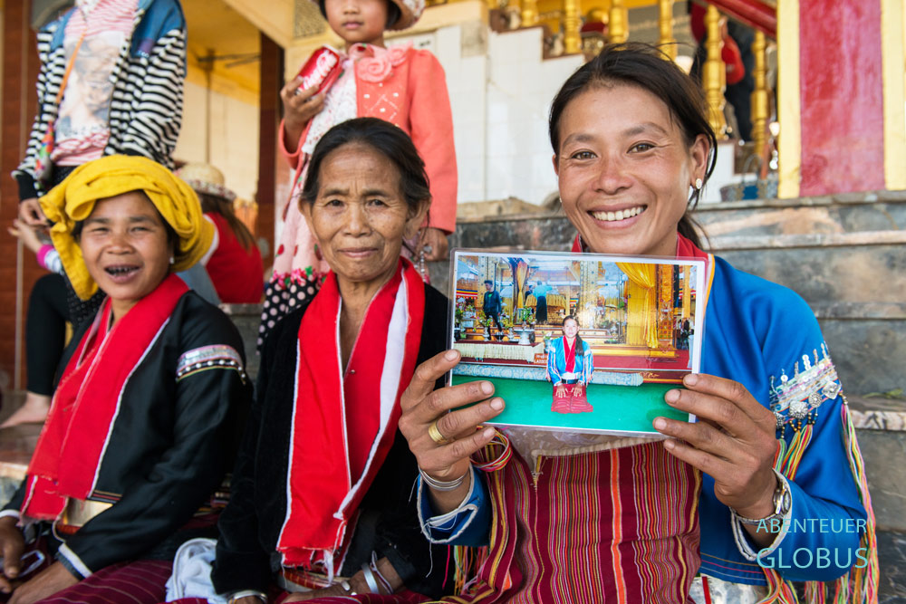 Drei Frauen vom Volk der Palaung besuchen das Phaung-Daw-U-Fest auf dem Inle-See. Laminiertes Foto als Andenken für Zuhause.