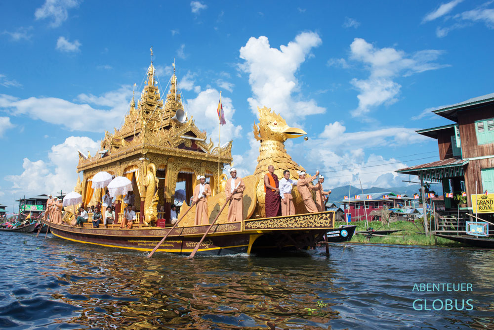 In der goldenen Barke Shwe Hintha fahren Mönche und Helfer die Buddha-Statuen von Kloster zu Kloster auf dem Inle-See im Shan-Region.