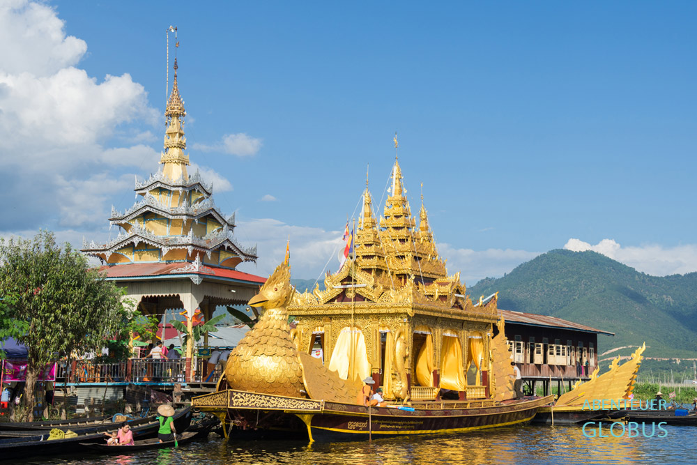 Vom Dorftempel zu Dorftempel geht die Bootsprozession auf dem Inle-See zum Phaung-Daw-U-Festival. Die Gold-Barke Shwe Hintha ankert hier vor einem Kloster.