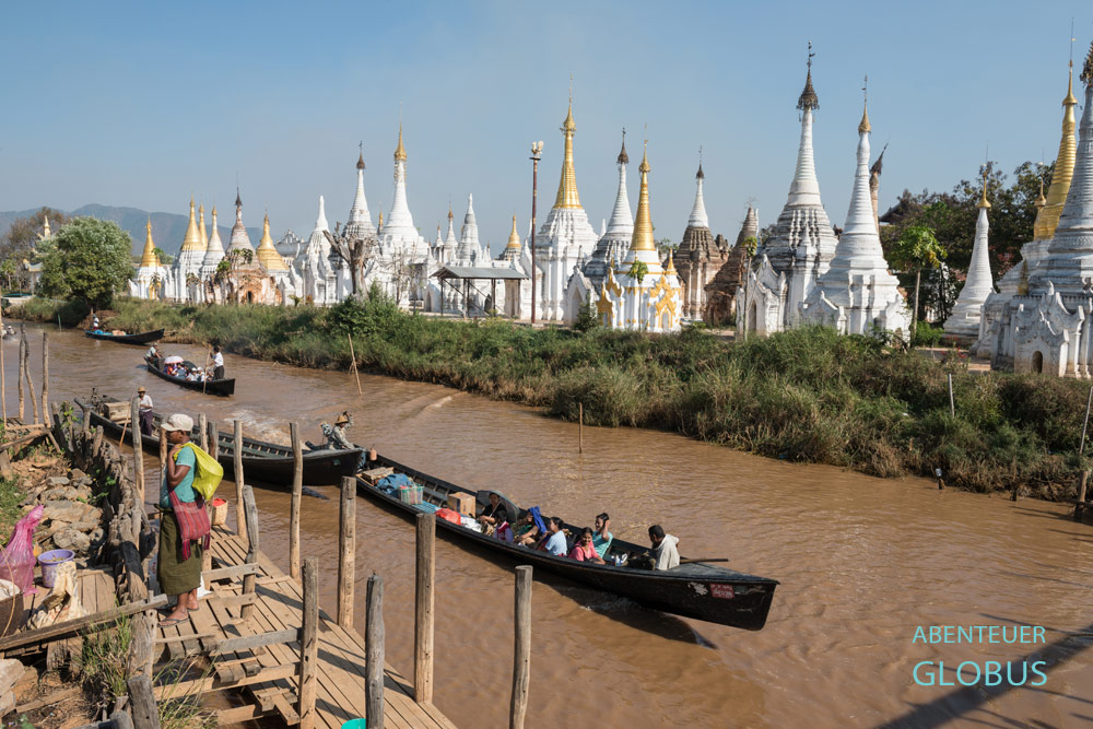 Im Ort Ywama stehen die Zedis der Pagode Aung Mingalar an einem Kanal des Inle-Sees.